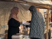 مكتبة في غزة بالصدفة.. نيفين الغرابلي امرأة خرجت تبحث عن الحطب في غزة فعادت تحمل كتبا من تحت الركام..اختارت إنقاذها بدلا من حرقها..نظفتها ورتبتها وحولتها لمكتبة صغيرة تمنح الطلاب والنازحين فرصة للقراءة والتعلم