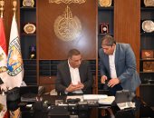 محافظ جنوب سيناء يستعرض مع مدير الأبنية التعليمية خطة إنشاء وصيانة المدارس بالمحافظة