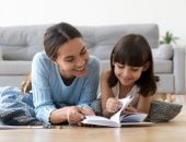 قبل أن يتعلم طفلك القراءة.. 10 فوائد لسماع الحكايات بصوتك