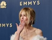 مارك رافالو يرفع علامة النصر فى حفل Emmys ونيكول كيدمان وإميليا كلارك تتألقان