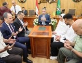 محافظ المنوفية يشارك عروسين يتيمين فرحة عقد قرانهما ويدعم استكمال تجهيزات الزواج