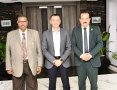 محافظ أسوان يلتقى رئيس مصانع سكر إدفو ويوجه بربط شبكة الصرف بالمدينة السكنية