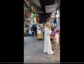 أرخص ملابس ومفروشات عرائس في الغورية.. كل حاجة من الإبرة للصاروخ (فيديو)