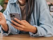 4 أبراج بتشترى كل حاجة أونلاين.. الميزان بيحب يقارن والجوزاء فضولي