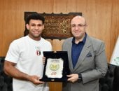 محافظ الفيوم يكرم عبد الرحمن يونس بطل رفع الأثقال لتحقيقه إنجازات دولية