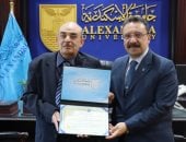 رئيس جامعة الإسكندرية يكرم أول كفيف يحصل على الماجستير المهنى بأمن المعلومات 