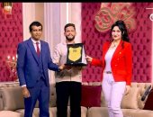 هبة عبد الفتاح تهدى المنشد عبد الرحمن بدر درع الموهوبين فى جوهرة مصرية