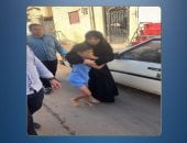 رعب فى عمارة.. دقائق حبس الأنفاس قبل السقوط.. تحرير أسرة احتجزها تاجر مخدرات مهددا بفرن غاز.. ونهاية درامية لـ "مسجل مطروح".. حاصر القوات بالبنزين والمولوتوف وسقط بعد إنقاذ أسرته.. صور