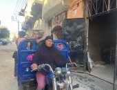 "سيدة التروسيكل المرأة الحديدية بالفيوم" قصة كفاح أم شعبان.. فقدت ابنها الوحيد وتعرض زوجها لأزمة صحية فقادت بين الرجال.. توزع الخبز على المطاعم والمنازل.. وتؤكد: "كل الحلال صعب بس ما أمدش إيدي"