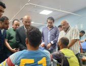 محافظ السويس يتفقد مصابي حادث طريق السويس السخنة بالمجمع الطبي.. صور