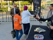 بالورود والحلوى.. الأمن الإدارى بجامعة القاهرة يستقبل الطلاب بأول يوم دراسة