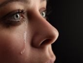 صحيح دموع الفرح مرتبطة بالعين اليمين والحزن بالشمال؟.. اعرف رأى العلم