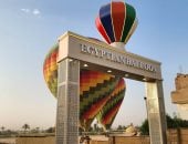 أجواء وبشائر الموسم السياحى الشتوى فى قلب الأقصر.. البالون الطائر يعود لقلب السماء بتدريبات إجازة لمدربين البالون قبل تحليقهم بالسائحين.. ورحلات لملكات جمال العالم للاستمتاع فى معابد ومقابر الأقصر التاريخية