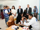 23 ألف مستفيد و3970 مساعدة غذائية بقافلة "إيد واحدة" في أسوان.. صور
