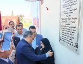 سيدة ثمانينية تتبرع بميراثها «9 قراريط» لبناء مدرسة في قريتها بالشرقية.. الحاجة نفيسة حرمت من استكمال تعليمها منذ 65 عامًا فقررت أن تُنير طريق أطفال «كفر الجبارة».. والمحافظ يكرمها خلال افتتاح المدرسة.. صور