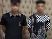 ضبط طالب وعاطل ألقيا الحجارة على سيارة مندوب مبيعات في الدرب الأحمر