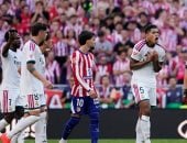 أتلتيكو مدريد يتقدم على الريال بهدفين فى 6 دقائق وطرد هويسن.. فيديو