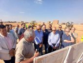 نائب وزيرة الإسكان ومسئولو الوزارة يتفقدون مشروعات المرافق بمدينة الشروق