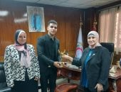 نقيب التمريض تكرم علي محمد وتمنحه «أوسكار النقابة» ومنحة دراسية