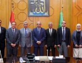 محافظ الإسماعيلية يشهد توقيع عقود عمل لأبناء المحافظة بشركة لقاحات