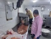 ضبط 2.25 طن لحوم مجهولة المصدر داخل منشأة لتصنيع الكفتة والسجق بالجيزة