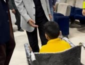 محافظ سوهاج يسلم كرسيا متحركا لطفل مريض ويوجه بتوفير علاجه وجلساته الطبية