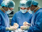 أسباب علمية.. ما سر ارتداء الجراحين اللونين الأزرق والأخضر خلال العمليات؟
