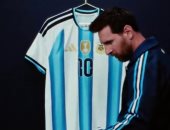 ميسى يكشف عن قميصه الأخير مع الأرجنتين