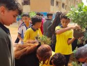 الجيزة تكثف برامج التوعية البيئية بالمدارس وتدرب الطلاب على زراعة الأشجار.. صور