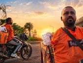 مشهد على موتوسيكل يخفي حكاية أب حارب الدنيا بإيد واحدة "باكلها بالحلال".. فيديو