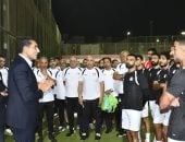 وزير الرياضة يؤازر المنتخب قبل مواجهة أنجولا وينقل تحيات الرئيس للاعبين