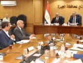 محافظ الجيزة يوجه بالتوسع فى المسطحات الخضراء والتشجير 
