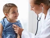 عشان ما يعيطش..7 نصائح لمساعدة الأطفال على البقاء هادئين أثناء زيارة الطبيب