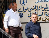 محافظ أسوان يتفقد مشروع قرى العون الغذائي ويتابع منظومتي الري والنقل