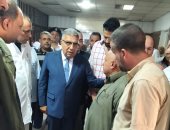 محافظ الدقهلية يطمئن على حالة المصابة فى حادث انهيار منزل برهمتوش