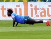 ‏عقوبة طريفة من أنشيلوتى ضد فينسيوس في مران منتخب البرازيل.. فيديو