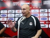 معنديش لاعب ضامن مكانه.. رسائل حاسمة لحسام حسن قبل مباراة إنجولا (فيديو)
