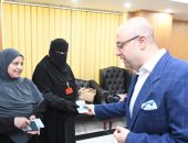 محافظ الفيوم يسلم تأشيرات العمرة وجوازات السفر لـ5 سيدات من الأولى بالرعاية
