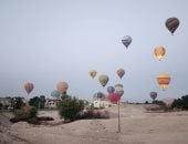 زوار العالم يستمتعون برحلات البالون الطائر فى الأقصر