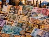 من يملك حق الظهور على أموالنا؟.. اليورو يفتح باب عودة الوجوه البشرية إلى العملة بعد ربع قرن من الجسور والنوافذ.. وكيف تختار الدول أبطال أوراقها النقدية لتروي حكاية الهوية والسلطة والتاريخ؟