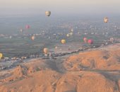 سماء الأقصر تشهد تحليق 850 سائحا على متن 30 رحلة بالون طائر.. صور