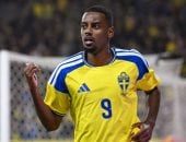 إصابة مفاجئة.. إيزاك يغادر معسكر منتخب السويد ويعود إلى ليفربول
