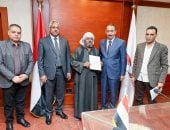 محافظ سوهاج يسلم عددا من عقود التقنين المؤمنة للمواطنين بمراكز المحافظة