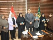 محافظ القليوبية يسلم جوازات سفر لـ5 سيدات لأداء العمرة