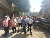 نائب محافظ الجيزة يتابع أعمال ربط مشروع الصرف الصحى لقريتى منيل شيحة وطموه