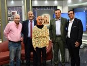 «وش الصبح».. عمرو الليثي يستضيف صناع فيلم يوثق قصة أول مصورة كفيفة في مصر