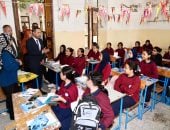 محافظ المنوفية يفاجئ مدرسة المساعي المشكورة الإعدادية لمتابعة انتظام العملية التعليمية
