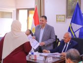 المحافظ هيجيلك.. محافظ دمياط يسلم نماذج التصالح في لقاء جماهيري بفارسكور