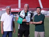 الاتحاد المصراتى يهدى وائل جمعة درع النادى على هامش ودية الأهلى.. صور