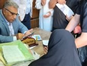 محافظ الدقهلية يستمع إلى شكواى المواطنين ويجري اتصالات بالمسئولين لحلها